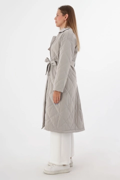 Um modelo de roupas no atacado usa all11770-quilted-coat-with-snap-fastener-belt-stone-color, atacado turco Casaco de Allday