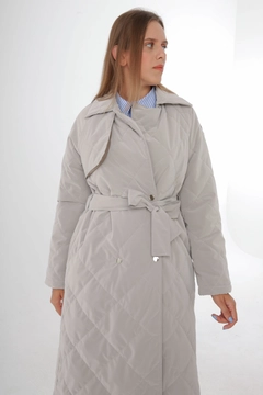 Een kledingmodel uit de groothandel draagt all11770-quilted-coat-with-snap-fastener-belt-stone-color, Turkse groothandel Jas van Allday