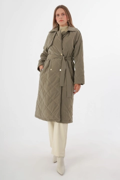 Ein Bekleidungsmodell aus dem Großhandel trägt all11772-snap-fasten-belted-quilted-coat-mink, türkischer Großhandel Mantel von Allday