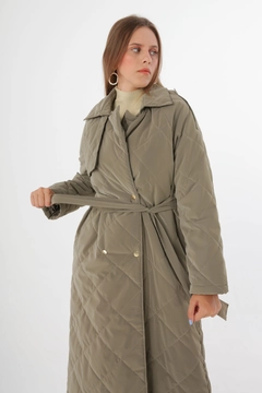 Ein Bekleidungsmodell aus dem Großhandel trägt all11772-snap-fasten-belted-quilted-coat-mink, türkischer Großhandel Mantel von Allday