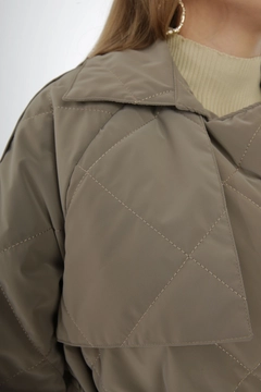 Een kledingmodel uit de groothandel draagt all11772-snap-fasten-belted-quilted-coat-mink, Turkse groothandel Jas van Allday