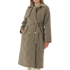 Ένα μοντέλο χονδρικής πώλησης ρούχων φοράει all11772-snap-fasten-belted-quilted-coat-mink, τούρκικο Σακάκι χονδρικής πώλησης από Allday
