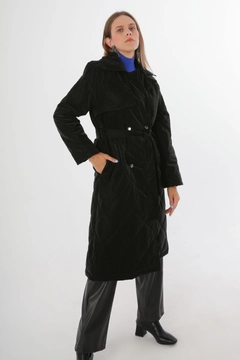 Bir model, Allday toptan giyim markasının all11773-quilted-coat-with-snap-fastener-belt-black toptan Kaban ürününü sergiliyor.