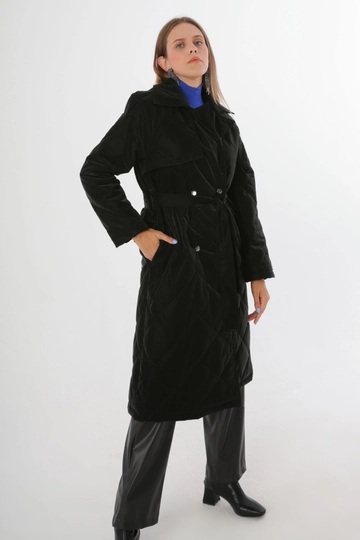 Een kledingmodel uit de groothandel draagt  Gewatteerde jas met riem met drukknoop - Zwart
, Turkse groothandel Jas van Allday
