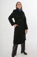 Bir model,  toptan giyim markasının all11773-quilted-coat-with-snap-fastener-belt-black toptan  ürününü sergiliyor.