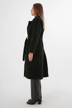Een kledingmodel uit de groothandel draagt all11773-quilted-coat-with-snap-fastener-belt-black, Turkse groothandel Jas van Allday
