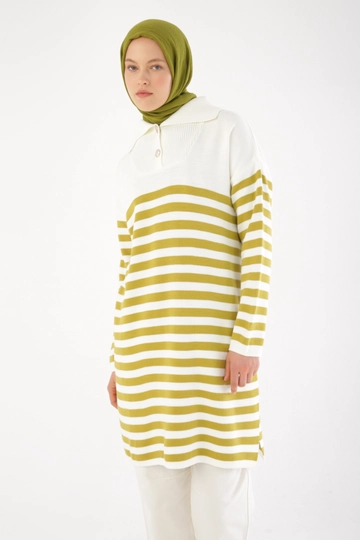 Bir model, Allday toptan giyim markasının  Yakası Düğmeli Ve Çizgili Triko Tunik - Ekru & Yağ Yeşili
 toptan Tunik ürününü sergiliyor.