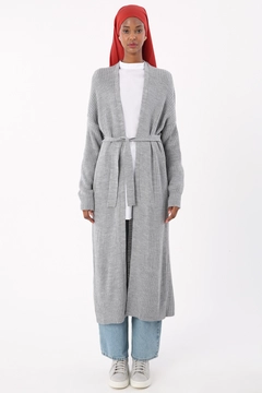 A wholesale clothing model wears all11920-melange-ribbed-long-knitted-cardigan-gray, Turkish wholesale Cardigan of Allday
