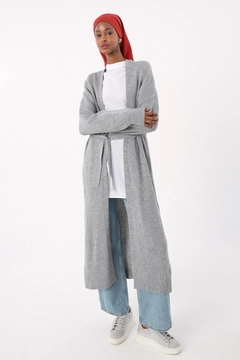 A wholesale clothing model wears all11920-melange-ribbed-long-knitted-cardigan-gray, Turkish wholesale Cardigan of Allday