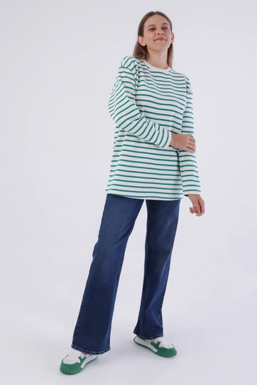 Ein Bekleidungsmodell aus dem Großhandel trägt  Bequem Sitzende Sweat-Tunika Mit Accessoire-Detail Am Kragen – Farbe Ecru Und Petrol
, türkischer Großhandel Sweatshirt von Allday