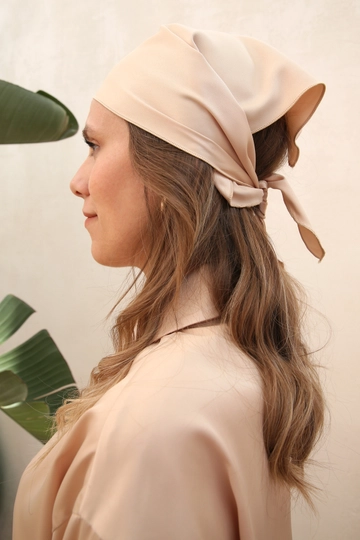 Bir model, Allday toptan giyim markasının  Taş Saten Üçgen Bandana - Stone
 toptan Bone ürününü sergiliyor.