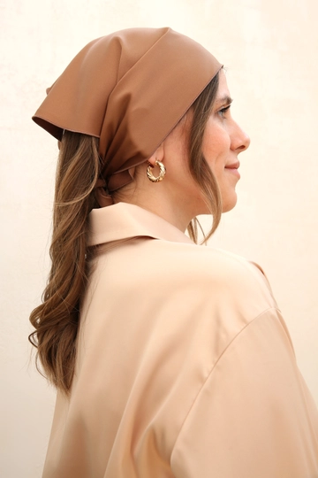 A wholesale clothing model wears  Satin Triangle Bandana - Beige
, Turkish wholesale Bonnet of Allday