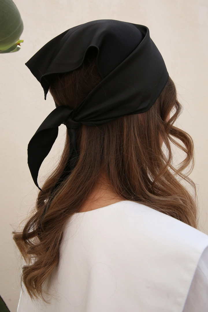 A wholesale clothing model wears ALL11018 - Satin Triangle Bandana - Black, Turkish wholesale Bonnet of Allday