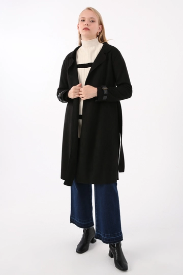 Een kledingmodel uit de groothandel draagt  Gedetailleerde suède trenchcoat met mouwen en riem - Zwart
, Turkse groothandel Trenchcoat van Allday