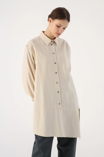 Bir model, Allday toptan giyim markasının  Asimetrik Yırtmaçlı Gömlek Tunik - Taş
 toptan Tunik ürününü sergiliyor.