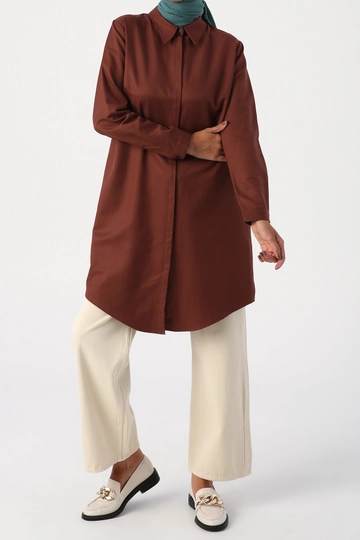 Een kledingmodel uit de groothandel draagt  Hidden Pops Overhemdtuniek - Bruin
, Turkse groothandel Tuniek van Allday