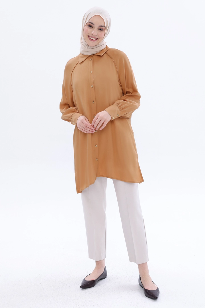 A wholesale clothing model wears all12413-raglan-sleeve-shirt-tunic-camel, Turkish wholesale Tunic of Allday