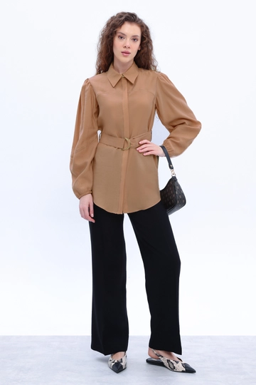 Bir model, Allday toptan giyim markasının  Kemerlı Gomlek Tunık - Bej
 toptan Tunik ürününü sergiliyor.