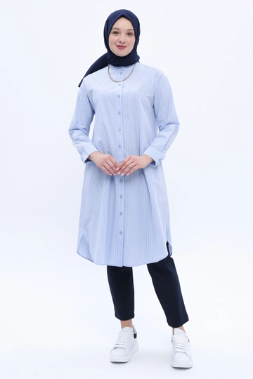 Bir model, Allday toptan giyim markasının  Xçizgili Poplin Gömlek Tunik - Mavi
 toptan Tunik ürününü sergiliyor.
