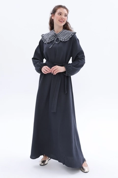 Bir model, Allday toptan giyim markasının all12486-belted-linen-dress-anthracite toptan Elbise ürününü sergiliyor.