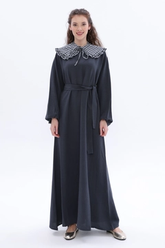 Bir model, Allday toptan giyim markasının all12486-belted-linen-dress-anthracite toptan Elbise ürününü sergiliyor.