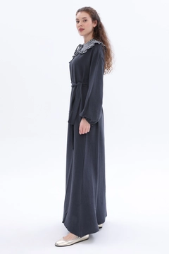 Una modella di abbigliamento all'ingrosso indossa all12486-belted-linen-dress-anthracite, vendita all'ingrosso turca di Vestito di Allday