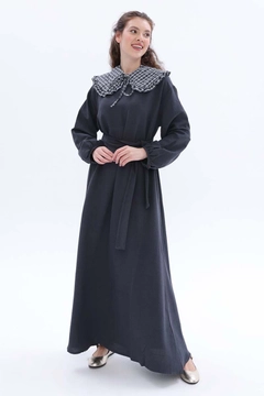 Een kledingmodel uit de groothandel draagt all12486-belted-linen-dress-anthracite, Turkse groothandel Jurk van Allday