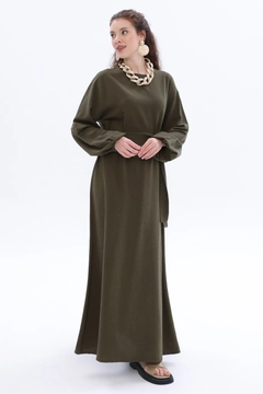 Bir model, Allday toptan giyim markasının all12491-belted-linen-dress-khaki toptan Elbise ürününü sergiliyor.