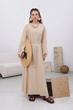 Bir model, Allday toptan giyim markasının all12493-belted-linen-dress-beige toptan Elbise ürününü sergiliyor.