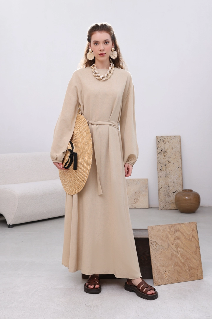 Una modella di abbigliamento all'ingrosso indossa all12493-belted-linen-dress-beige, vendita all'ingrosso turca di Vestito di Allday