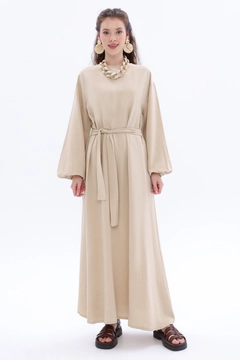 Un mannequin de vêtements en gros porte all12493-belted-linen-dress-beige, Robe en gros de Allday en provenance de Turquie