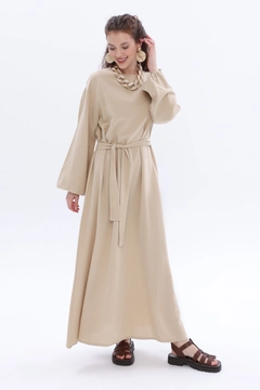 Ένα μοντέλο χονδρικής πώλησης ρούχων φοράει all12493-belted-linen-dress-beige, τούρκικο Φόρεμα χονδρικής πώλησης από Allday