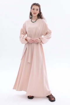 Ein Bekleidungsmodell aus dem Großhandel trägt all12494-salmon-belted-linen-dress-salmon-pink, türkischer Großhandel Kleid von Allday