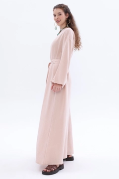 Bir model, Allday toptan giyim markasının all12494-salmon-belted-linen-dress-salmon-pink toptan Elbise ürününü sergiliyor.