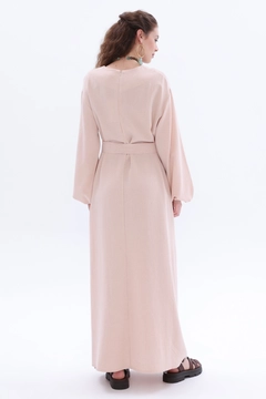 Модель оптовой продажи одежды носит all12494-salmon-belted-linen-dress-salmon-pink, турецкий оптовый товар Одеваться от Allday.