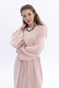 Una modella di abbigliamento all'ingrosso indossa all12494-salmon-belted-linen-dress-salmon-pink, vendita all'ingrosso turca di Vestito di Allday