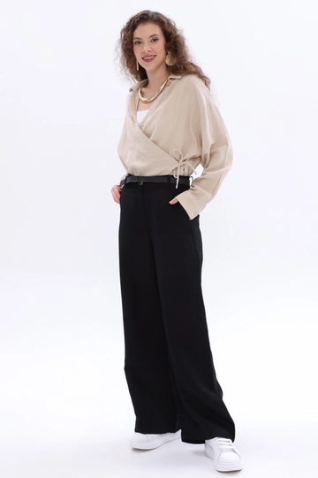 Bir model, Allday toptan giyim markasının  Bol Paça Keten Pantolon - Siyah
 toptan Pantolon ürününü sergiliyor.