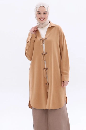 A wholesale clothing model wears  Linen Cape With Tie Detail - Camel
, Turkish wholesale Jacket of Allday