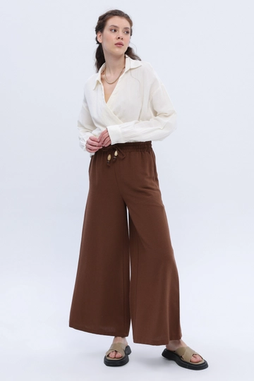 Een kledingmodel uit de groothandel draagt  Bruine linnen broek met wijde pijpen - Bruin
, Turkse groothandel Broek van Allday
