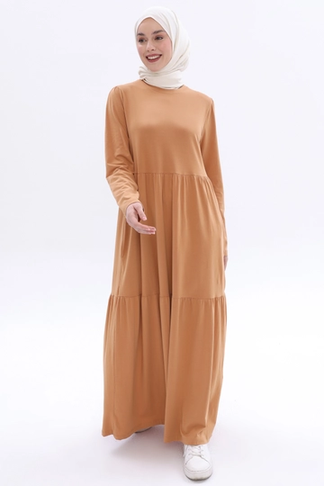 Bir model, Allday toptan giyim markasının  Büzgülü Cepli Elbise - Camel
 toptan Elbise ürününü sergiliyor.