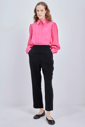 Bir model, Allday toptan giyim markasının  Boru Paça Krep Pantolon - Siyah
 toptan Pantolon ürününü sergiliyor.