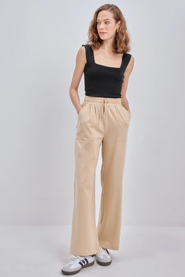 Una modella di abbigliamento all'ingrosso indossa  Pantaloni della tuta - Beige
, vendita all'ingrosso turca di Pantaloni della tuta di Allday