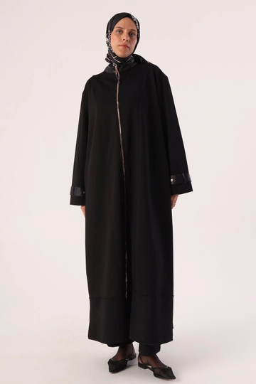 Een kledingmodel uit de groothandel draagt  Comfortabele abaya met ritssluiting - Zwart
, Turkse groothandel Abaya van Allday