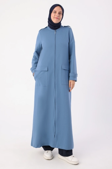Ein Bekleidungsmodell aus dem Großhandel trägt  Bequeme Abaya Mit Reißverschluss – Blau
, türkischer Großhandel Abaya von Allday