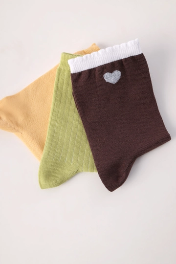 Bir model, Allday toptan giyim markasının  3 Lü Soket Çorap Set - Sarı & Kahve & Yeşil
 toptan Çorap ürününü sergiliyor.
