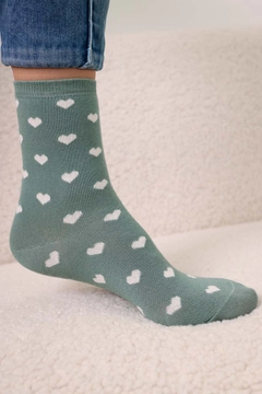 Bir model, Allday toptan giyim markasının all12299-set-of-3-socks-burgundy-&-melon-&-green toptan Çorap ürününü sergiliyor.