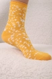 Ein Bekleidungsmodell aus dem Großhandel trägt all12301-set-of-3-socks-mustard-&-khaki-&-melon, türkischer Großhandel  von 