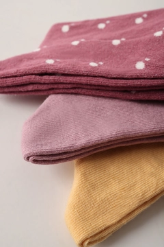 Bir model, Allday toptan giyim markasının all12302-set-of-3-socks-dusty-rose-&-yellow-&-claret-red toptan Çorap ürününü sergiliyor.