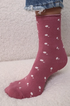 Bir model, Allday toptan giyim markasının all12303-set-of-3-socks-burgundy-&-orange-&-orange toptan Çorap ürününü sergiliyor.