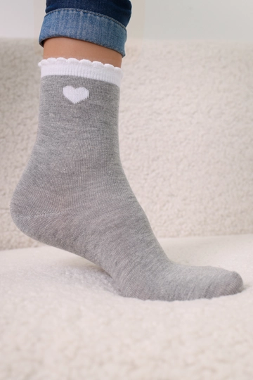 Bir model, Allday toptan giyim markasının  3 Lü Soket Çorap Set - Gri & Beyaz
 toptan Çorap ürününü sergiliyor.